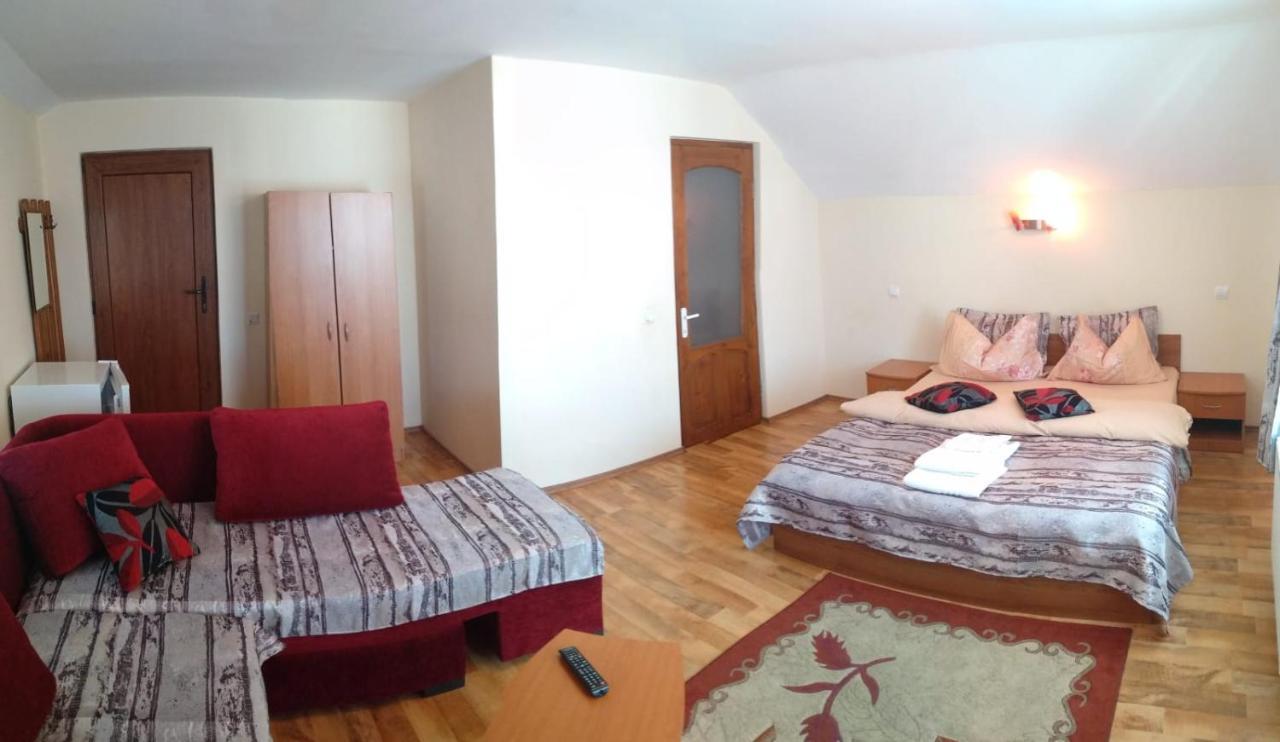 Hotel Casa Terzea à Rîşnov Extérieur photo